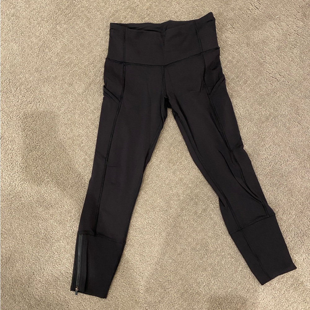 Black Lululemon cropped leggings